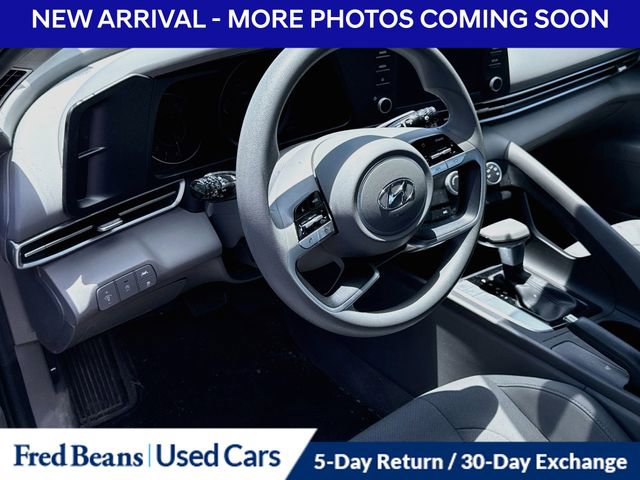Used 2021 Hyundai Elantra SE FWD image 2