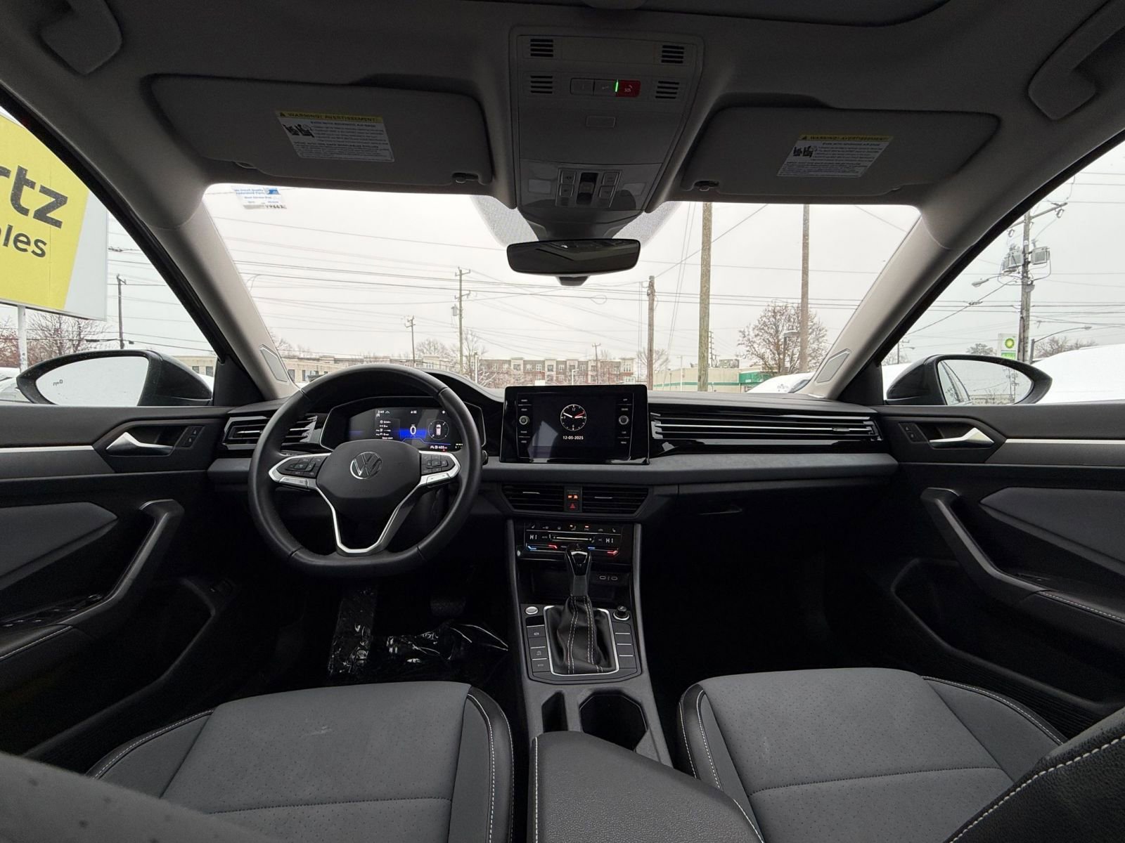 Used 2025 Volkswagen Jetta SE image 32