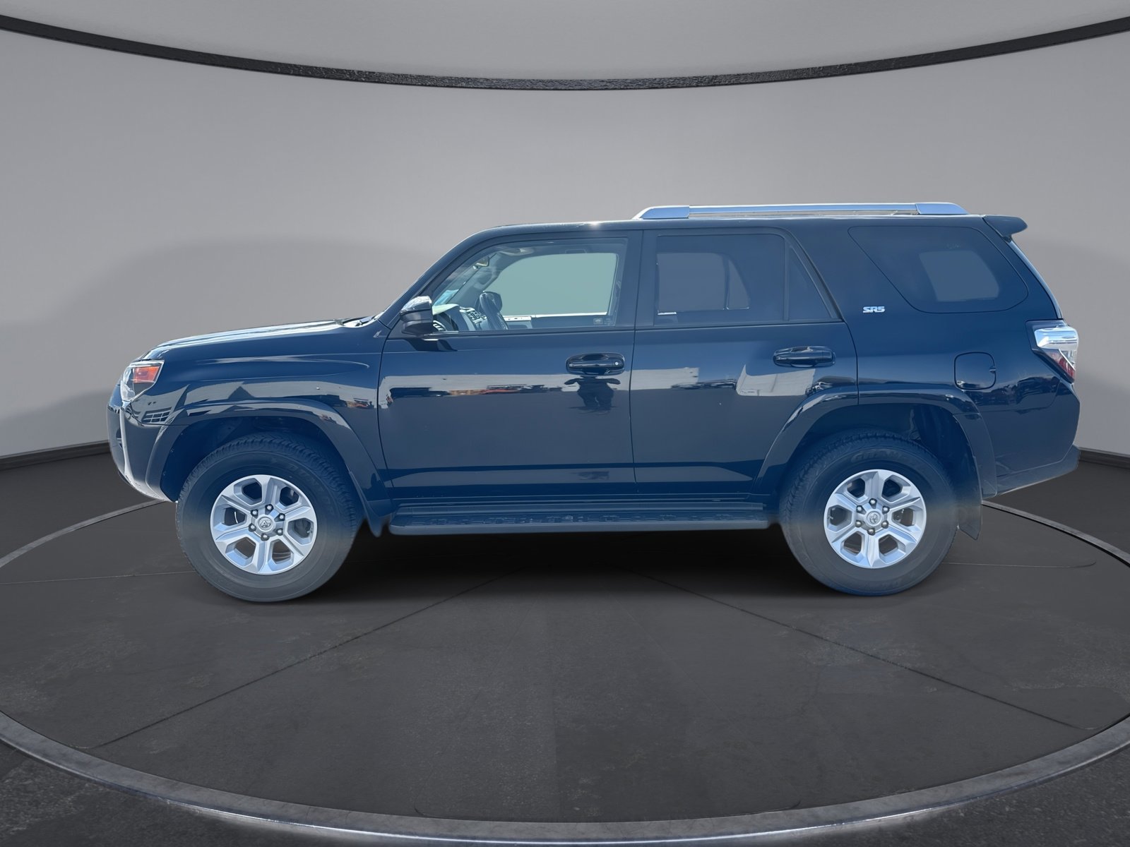 Used 2018 Toyota 4Runner SR5 AWD/4WD image 10
