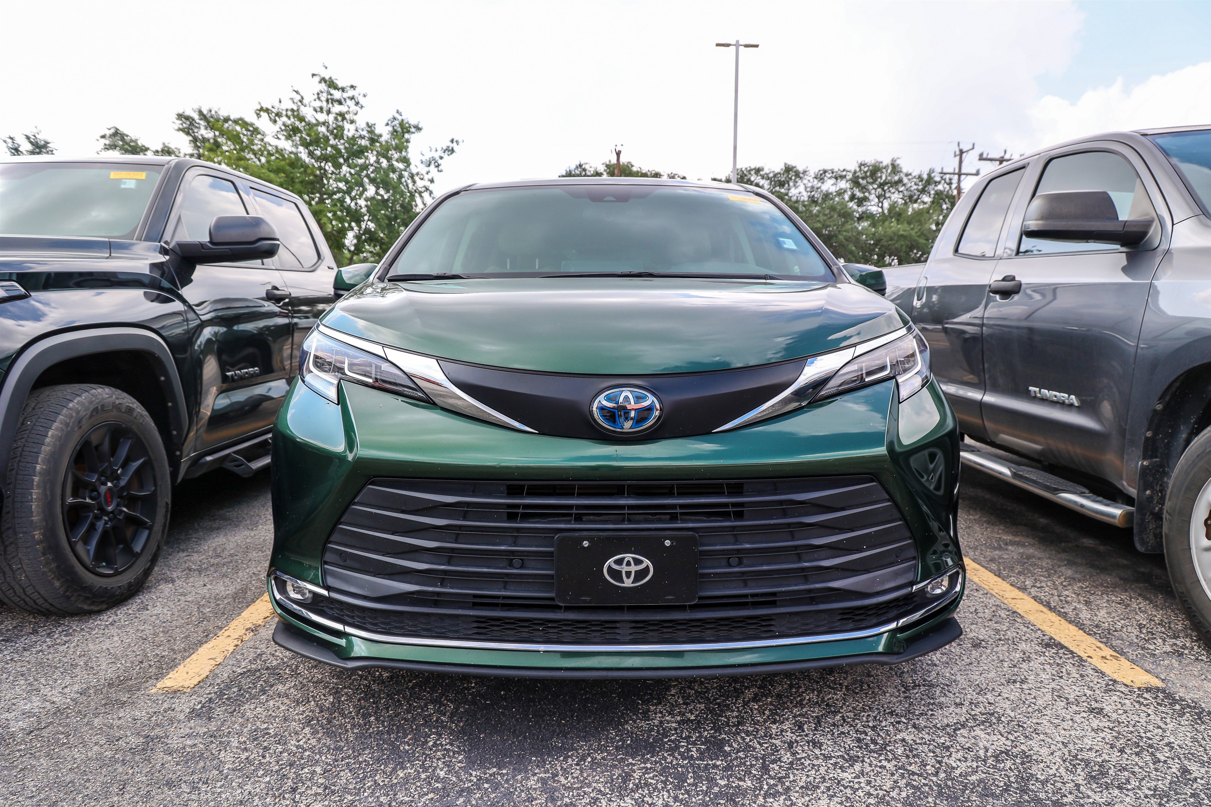 Used 2021 Toyota Sienna XLE FWD image 4
