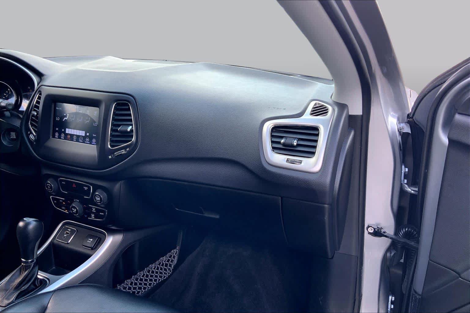Used 2018 Jeep Compass Latitude w/ Popular Equipment Group FWD image 19