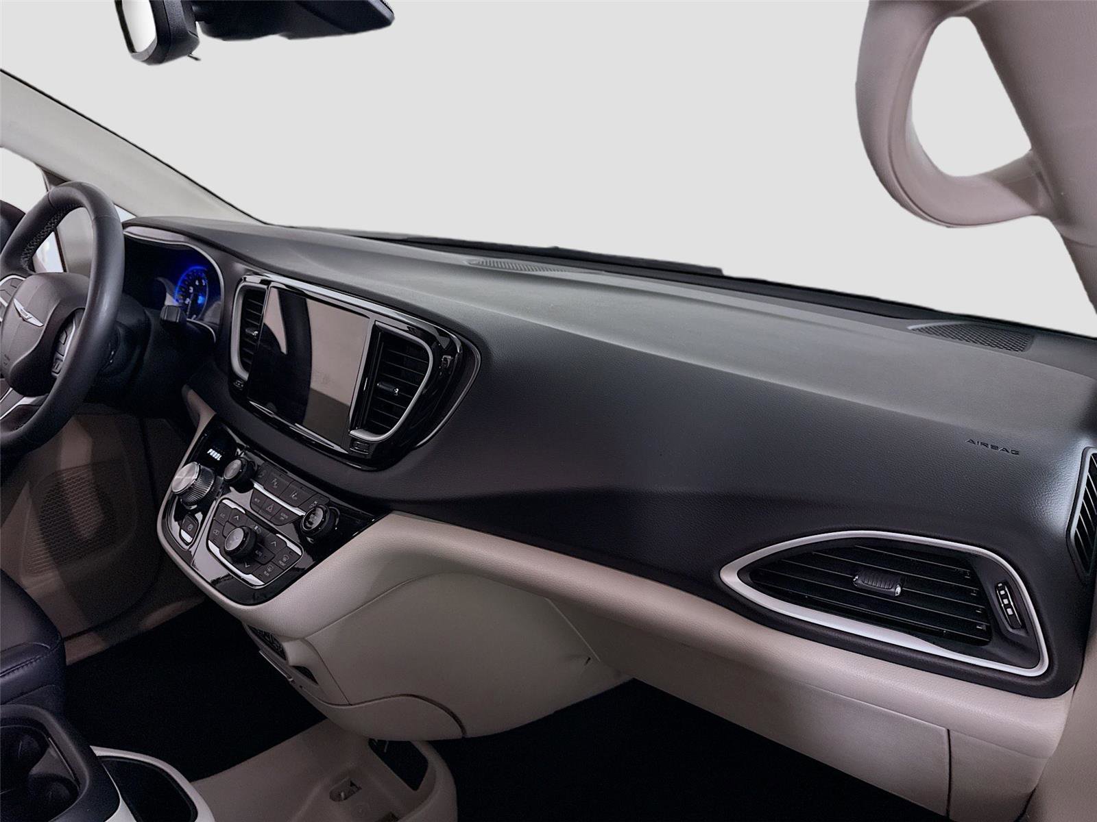 Used 2023 Chrysler Pacifica Touring-L image 22