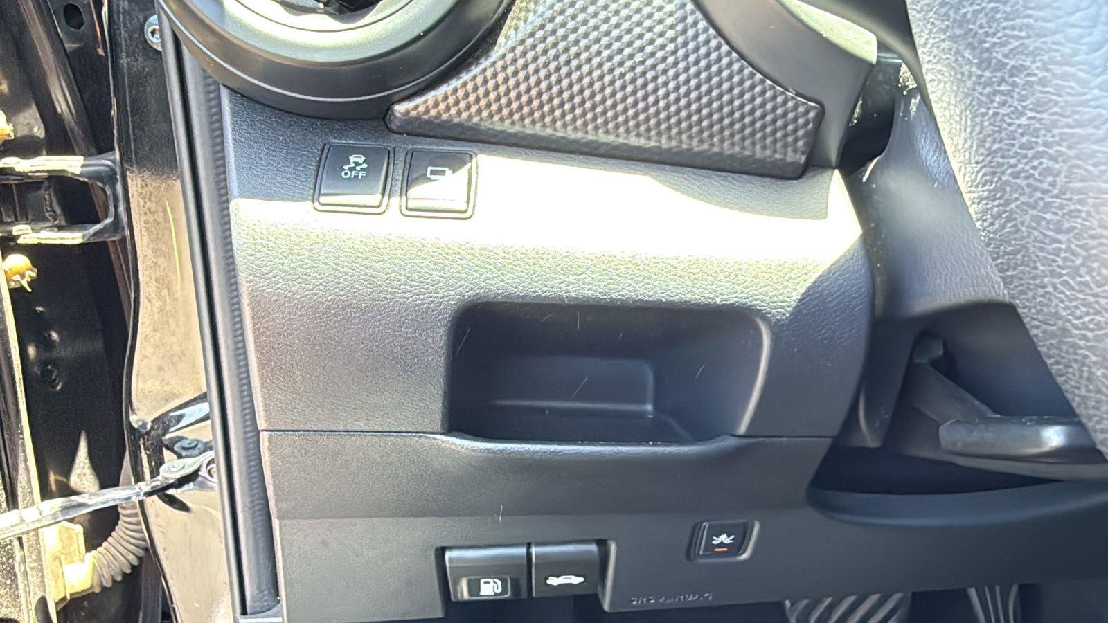 Used 2018 Nissan Kicks S FWD image 9