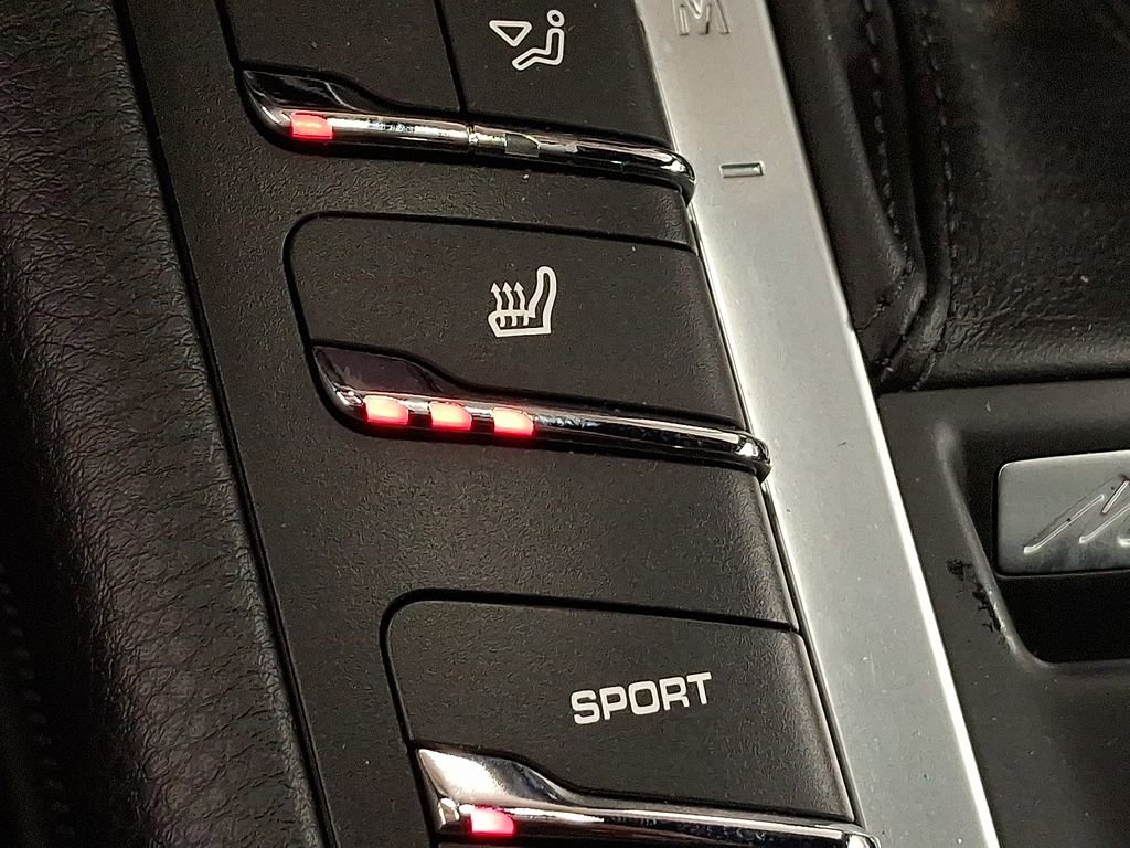 Used 2021 Porsche Macan Turbo image 16