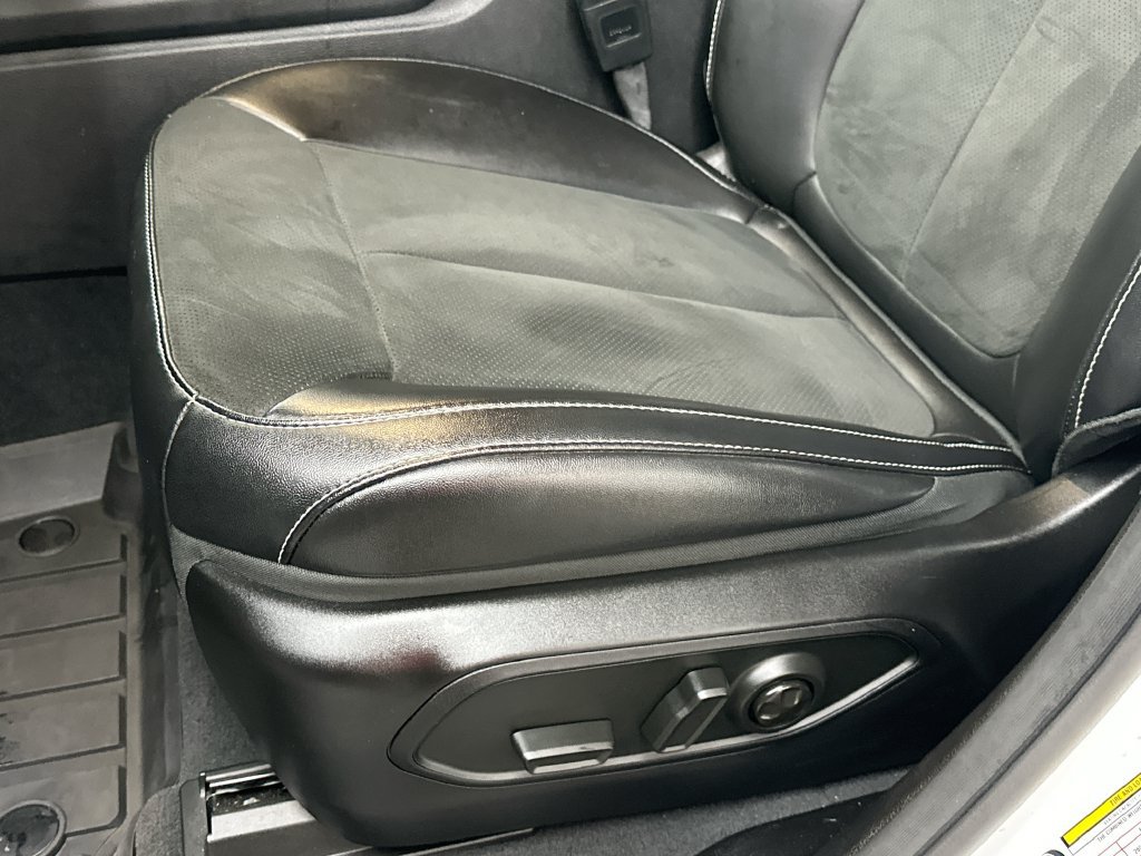 Used 2024 Jeep Grand Cherokee L Laredo RWD image 9