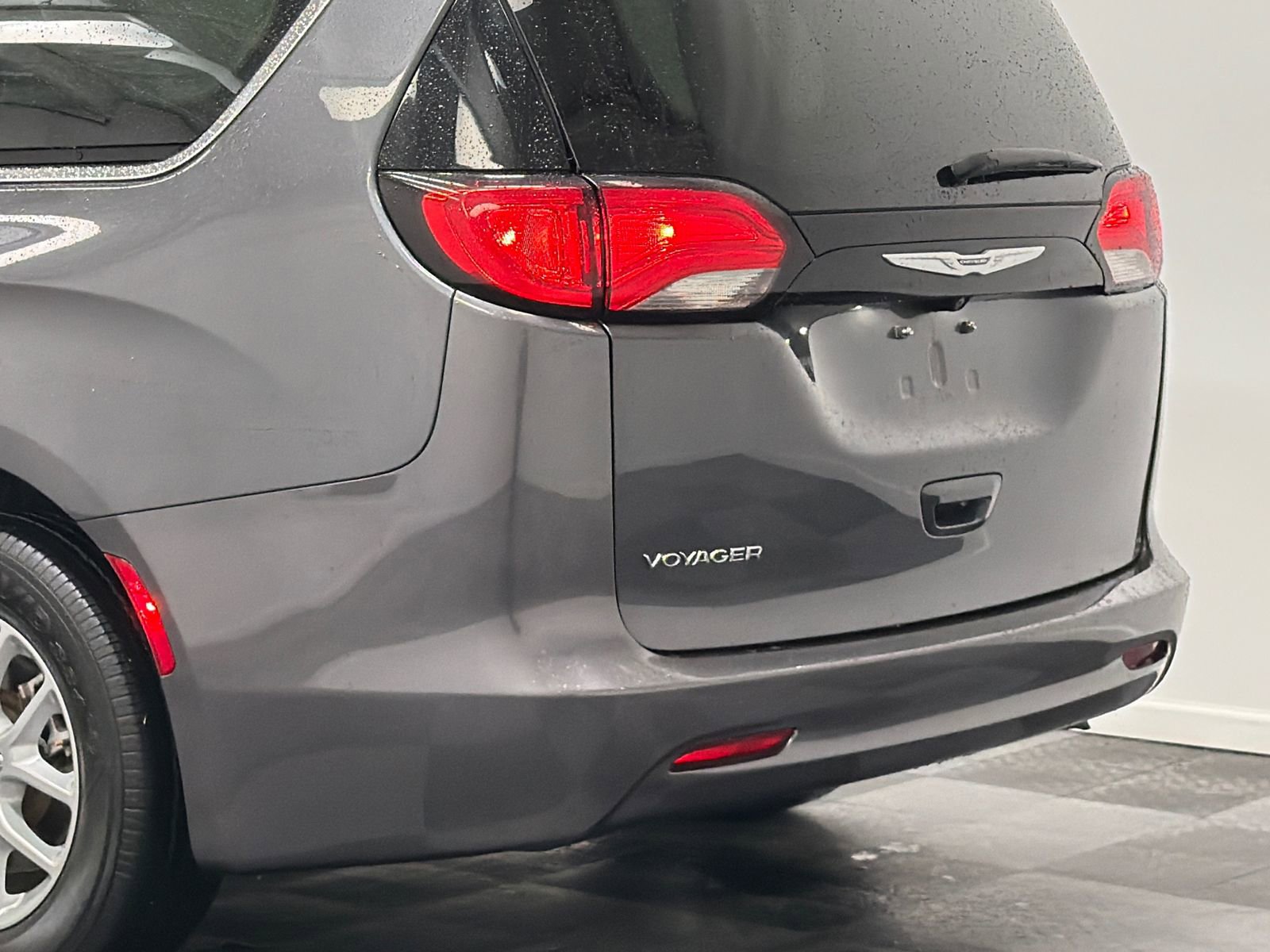 Used 2022 Chrysler Voyager LX image 7