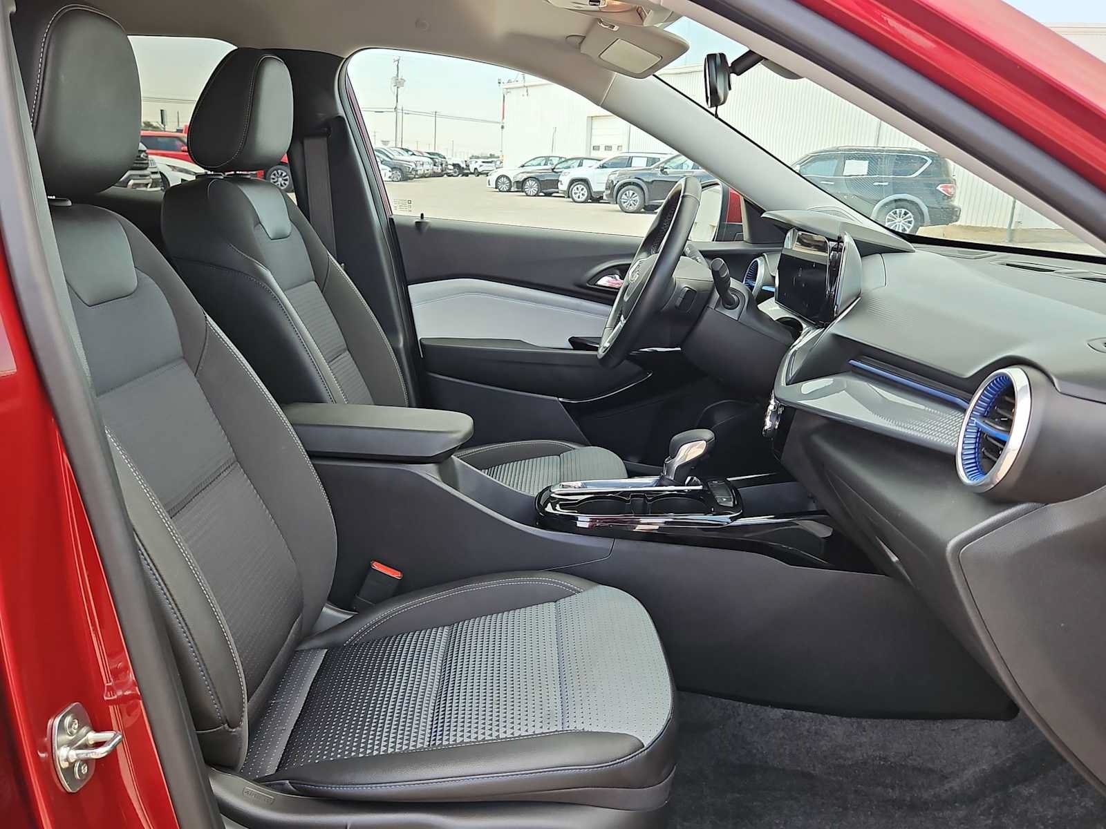 Used 2025 Chevrolet Trax LT w/ LT Convenience Package FWD image 18