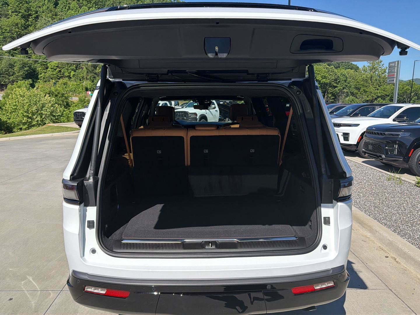 New 2026 Jeep Grand Wagoneer L Summit AWD/4WD image 31