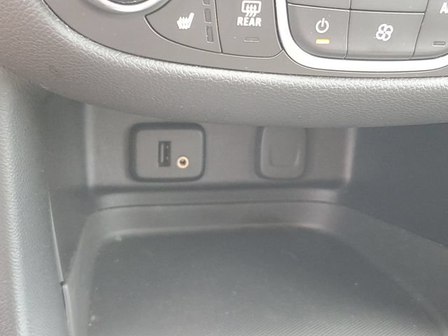 Used 2018 Chevrolet Equinox LT FWD image 19