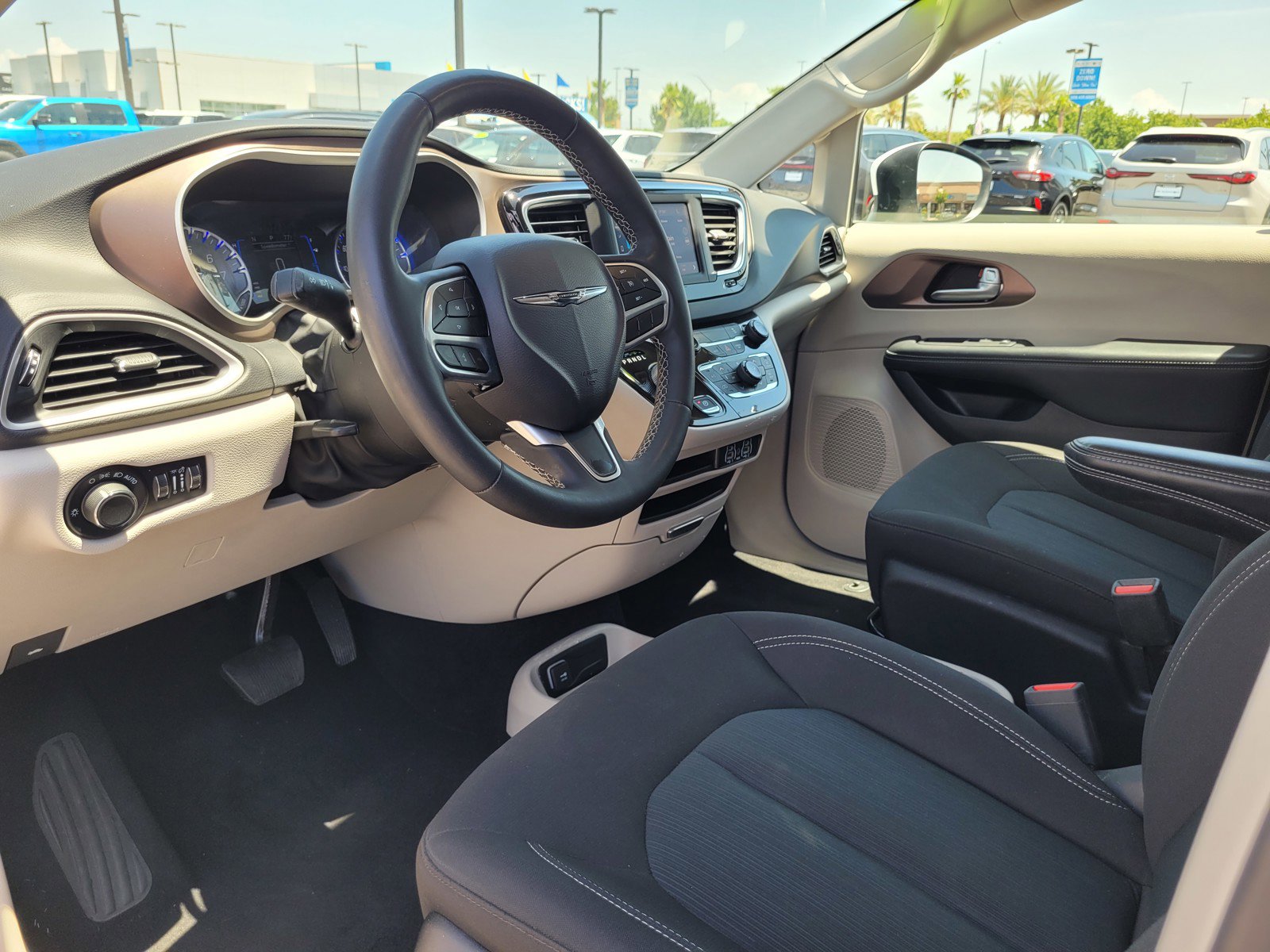 Used 2023 Chrysler Voyager LX FWD image 9