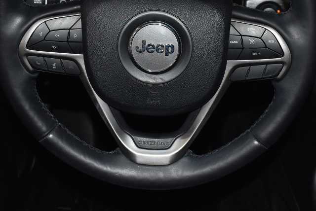 Used 2018 Jeep Grand Cherokee Limited AWD/4WD image 17
