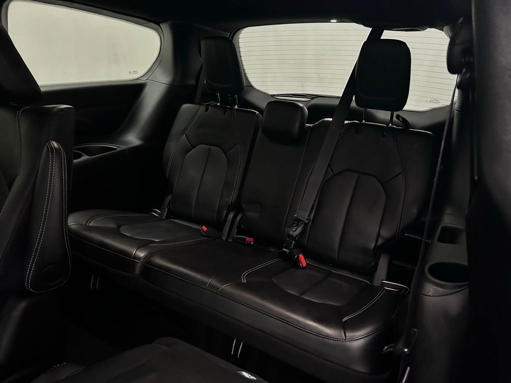 Used 2025 Chrysler Pacifica Select image 14