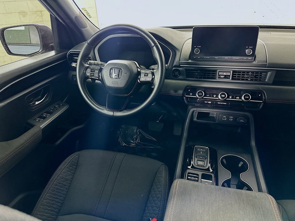 Used 2025 Honda Pilot Sport image 18
