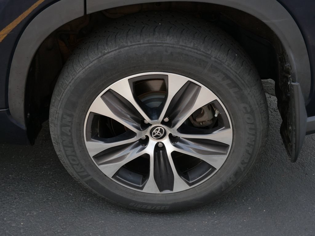 Used 2022 Toyota Highlander XLE AWD/4WD image 7