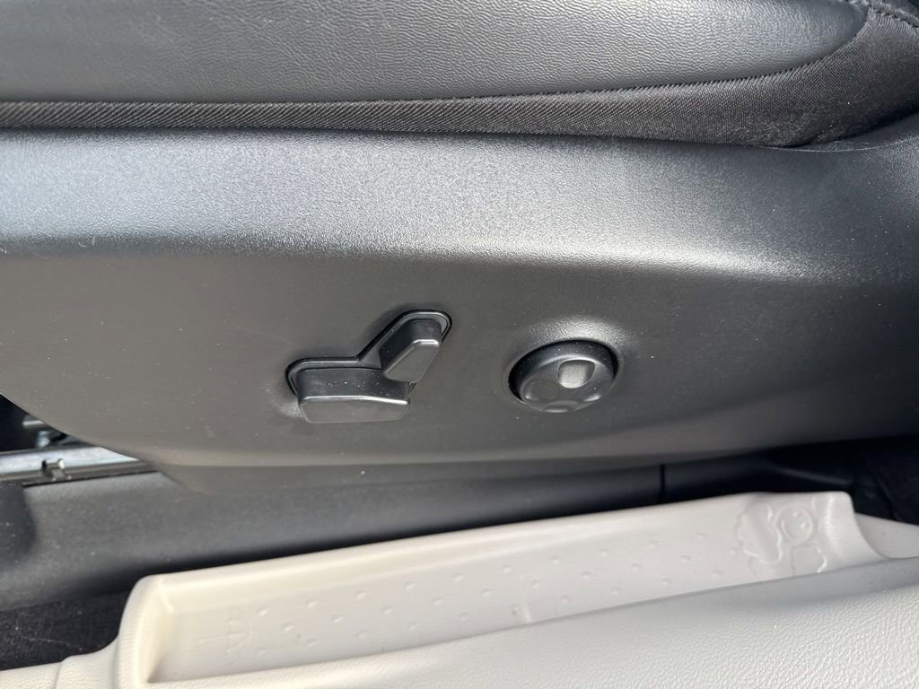 Used 2024 Chrysler Pacifica Touring-L image 15