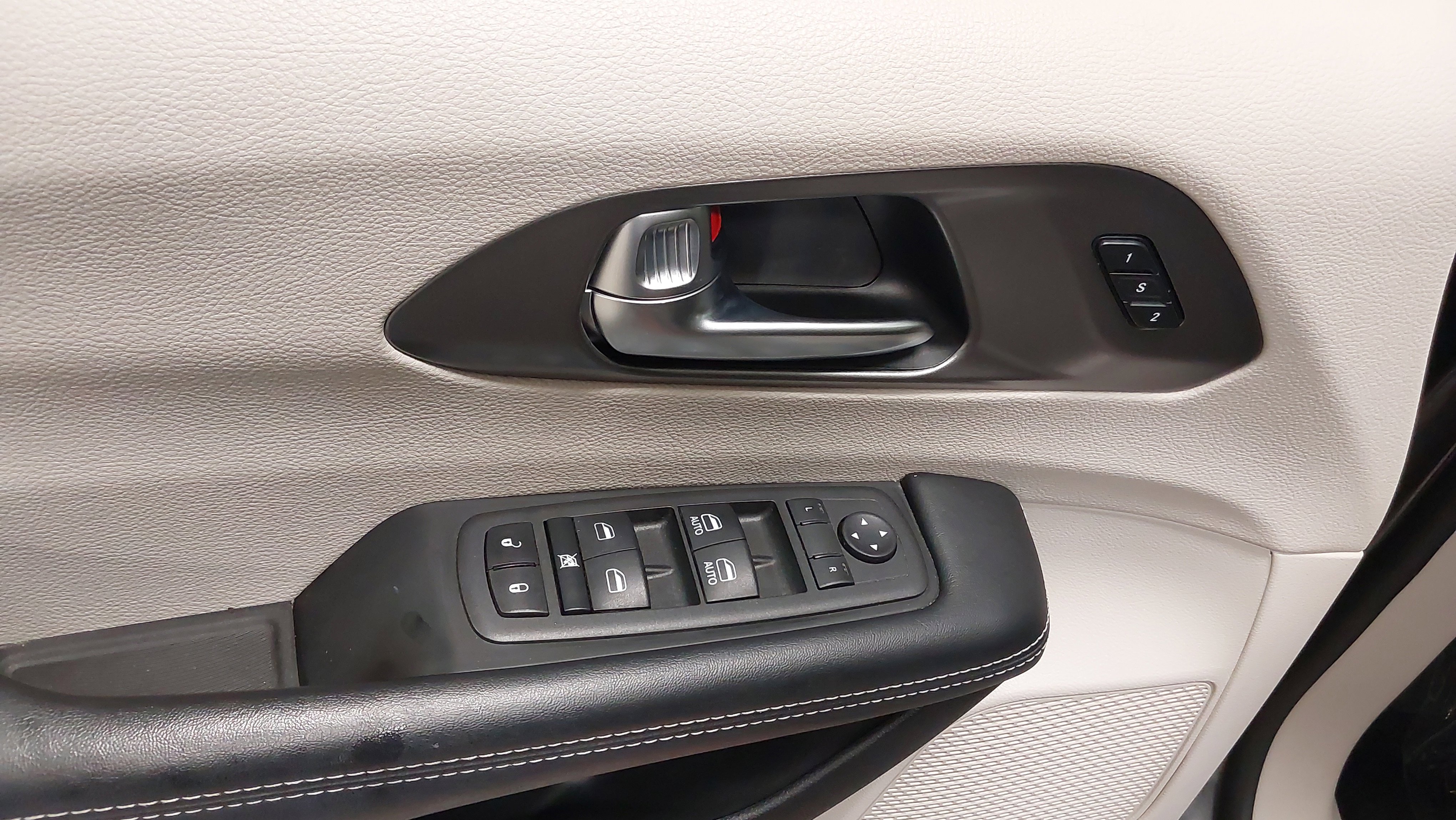 Used 2022 Chrysler Pacifica Touring-L image 25