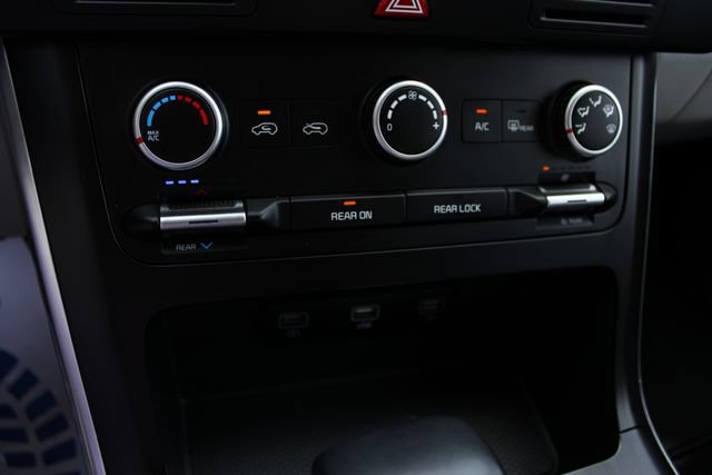 Used 2023 Kia Carnival LX FWD image 17
