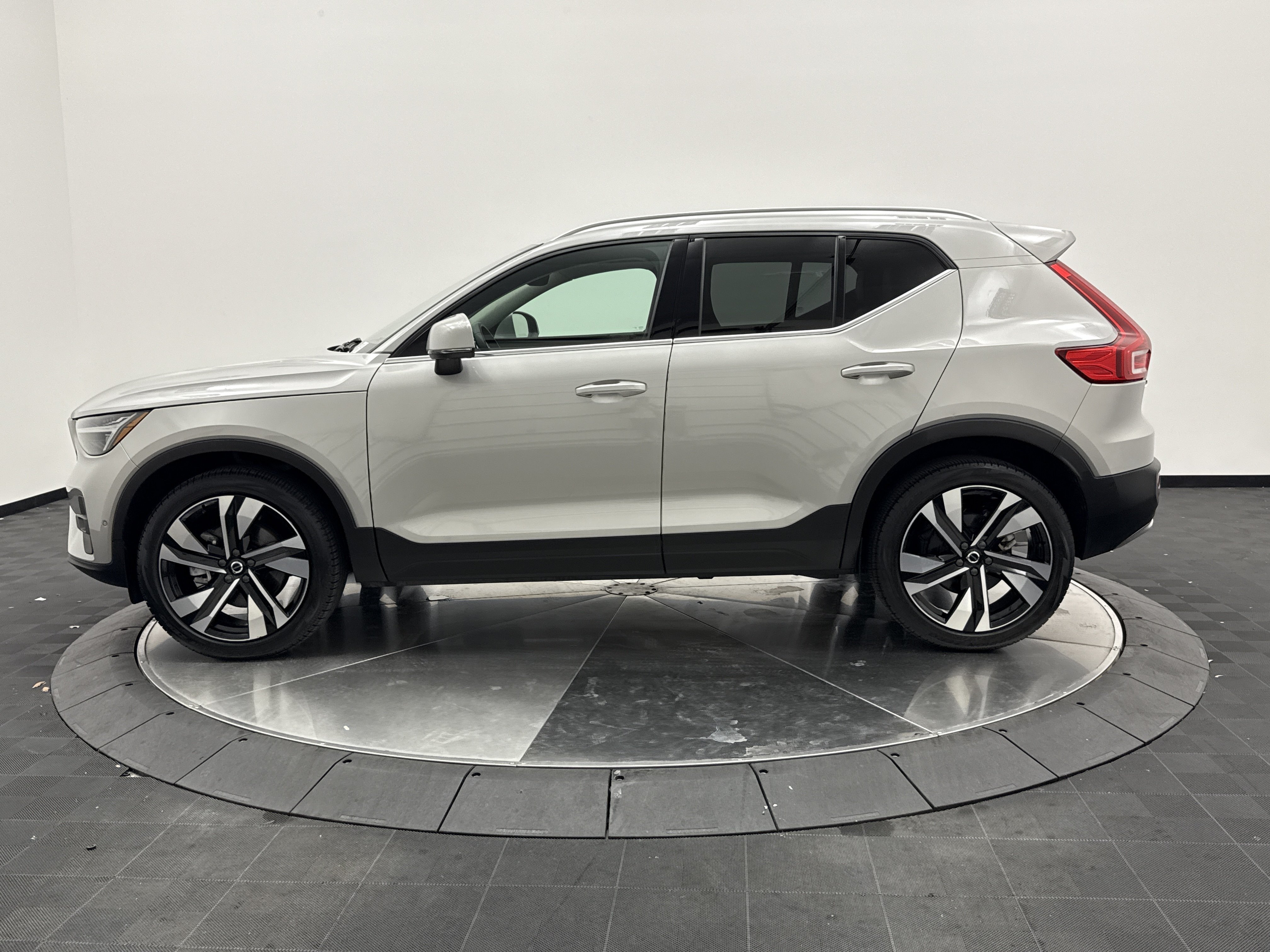 Certified 2024 Volvo XC40 B5 Plus AWD/4WD image 4