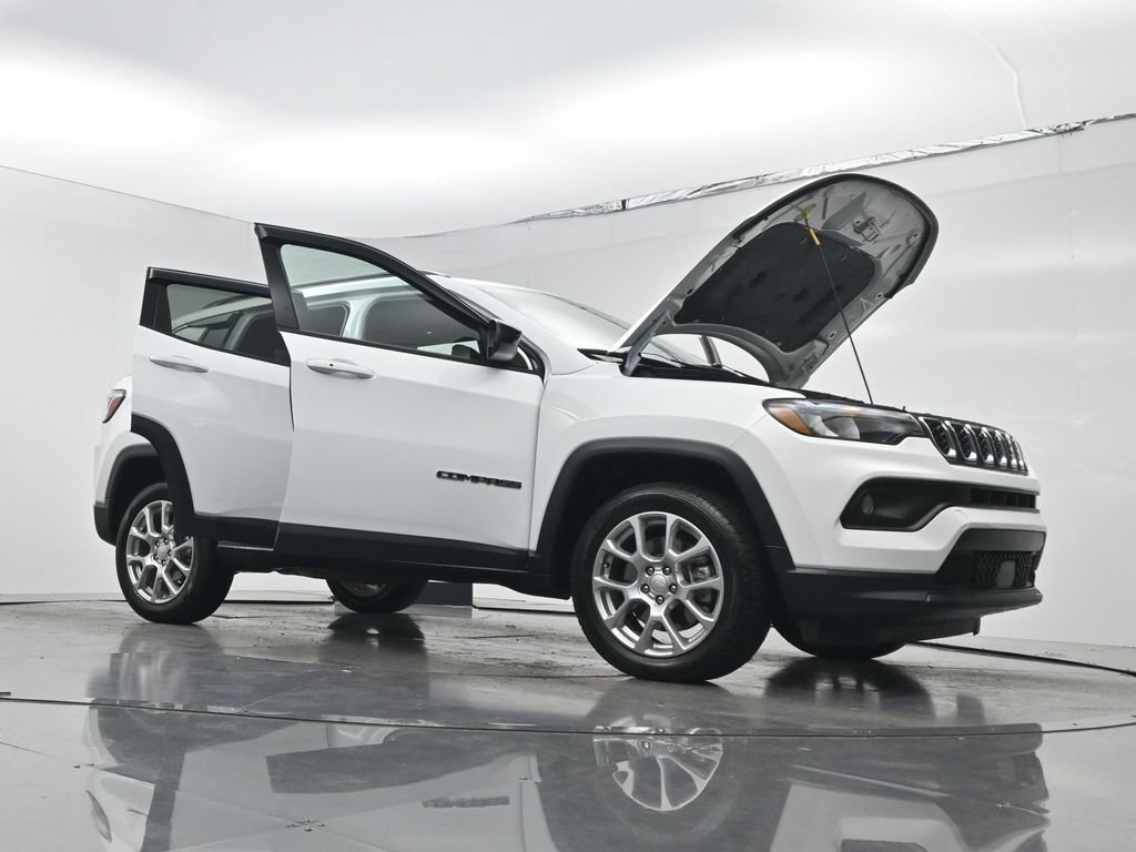 Used 2024 Jeep Compass Latitude AWD/4WD image 29