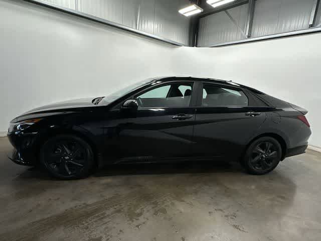 Used 2023 Hyundai Elantra SEL w/ Winter Weather Package FWD image 2