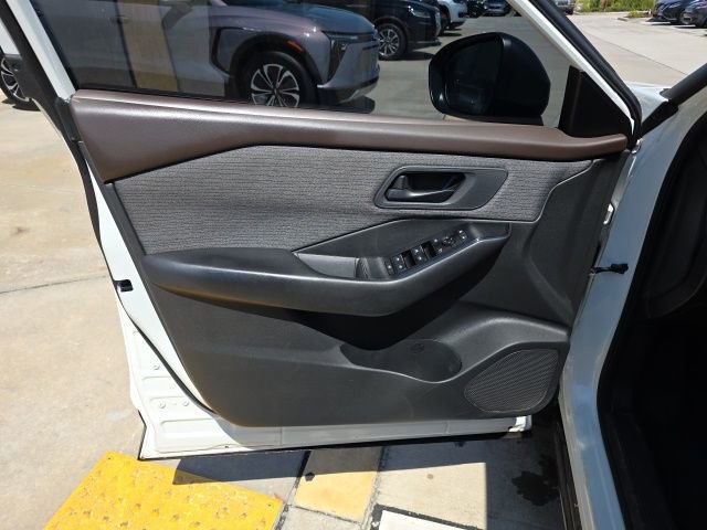 Used 2023 Nissan Rogue S image 11