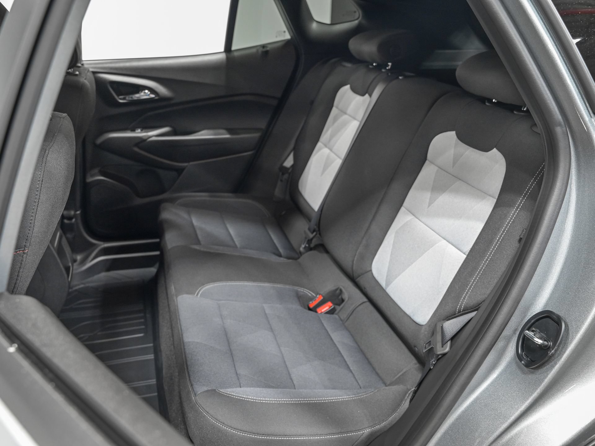 Used 2025 Chevrolet Trax RS FWD image 26