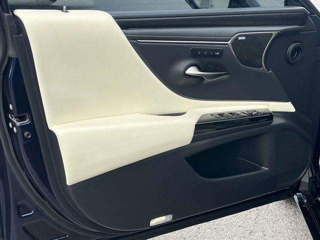 Used 2022 Lexus ES 300h Ultra Luxury w/ Accessory Package 2 image 15