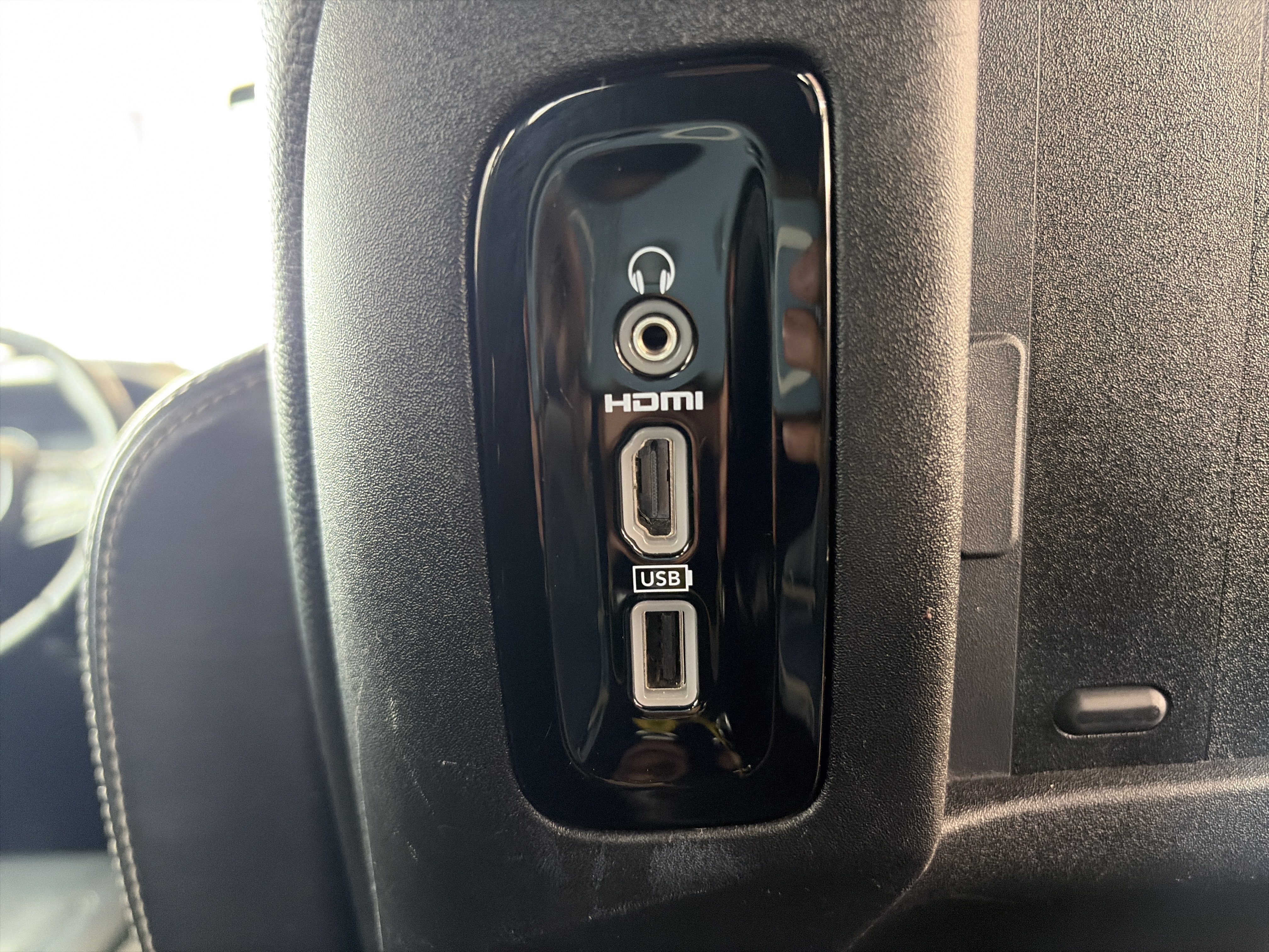 Used 2018 Chrysler Pacifica Touring-L Plus FWD image 18