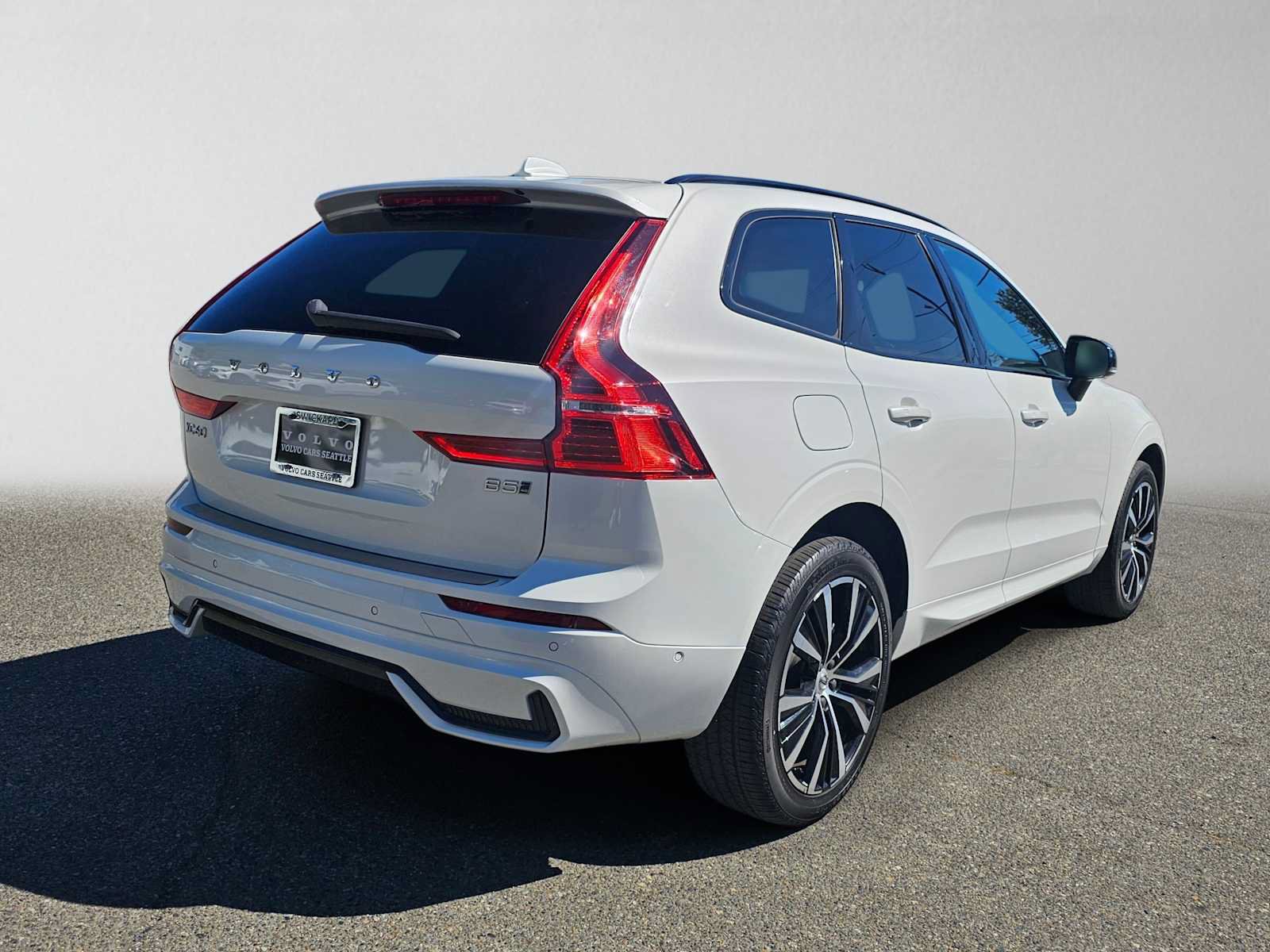 Used 2023 Volvo XC60 B5 Plus w/ Protection Package Premier AWD/4WD image 3