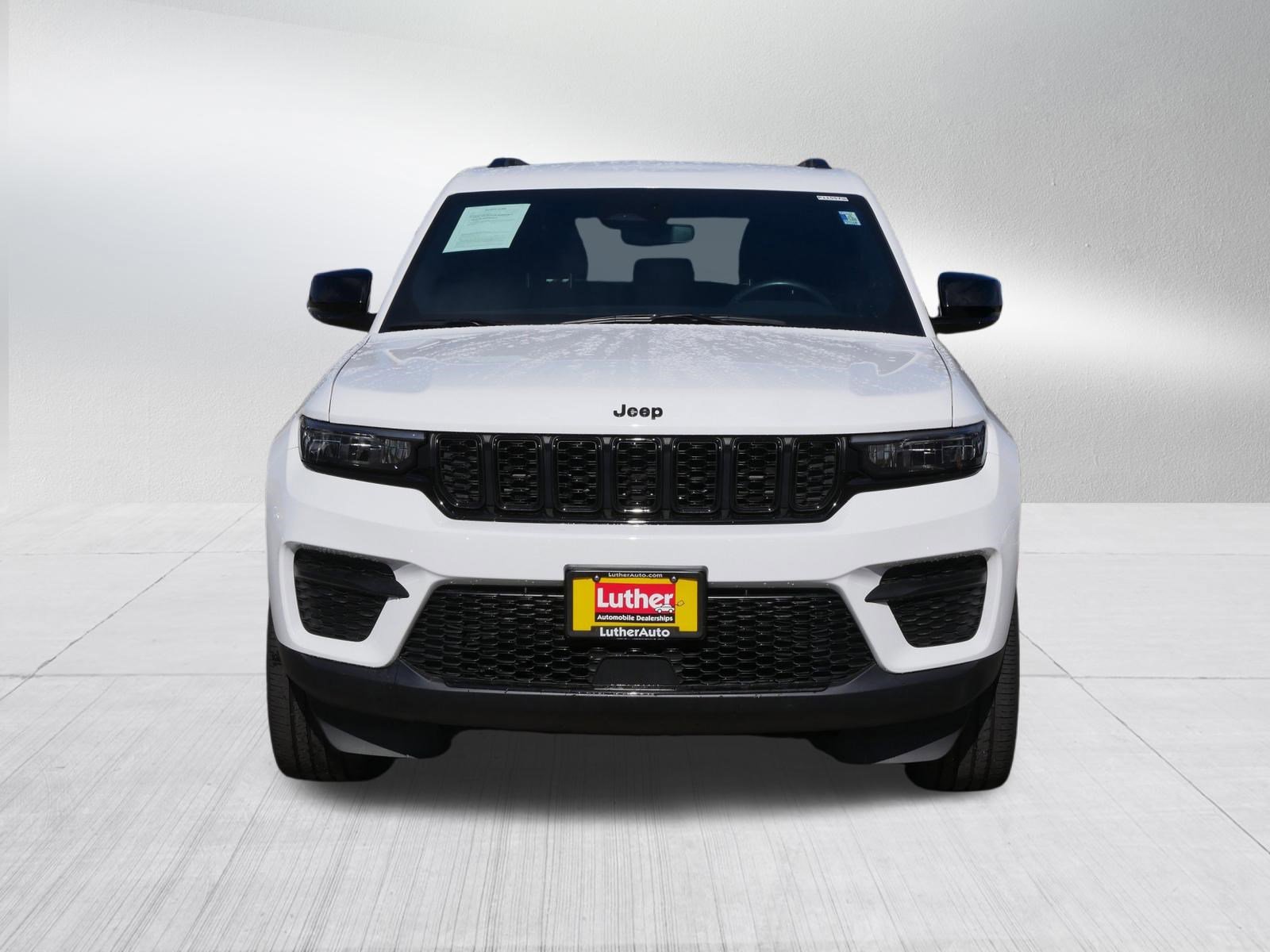 Used 2022 Jeep Grand Cherokee Altitude AWD/4WD image 2