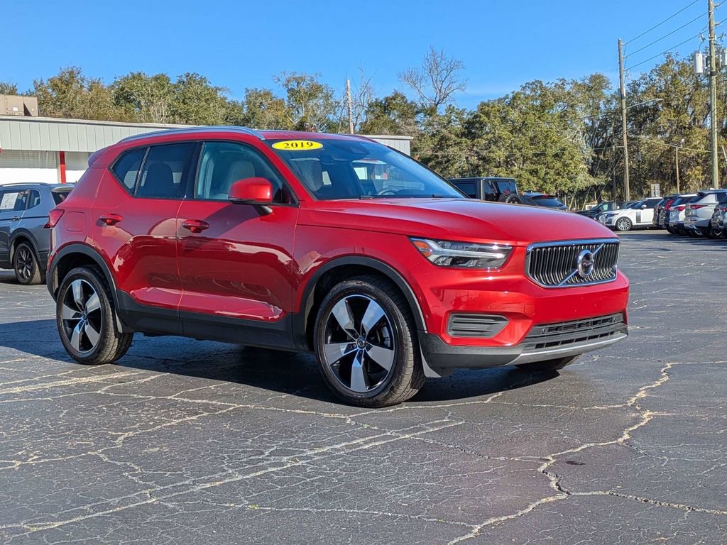 Used 2019 Volvo XC40 T5 Momentum image 2