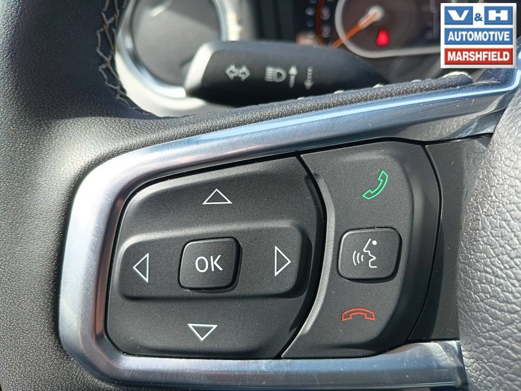 Used 2025 Jeep Wrangler Unlimited Sahara AWD/4WD image 4
