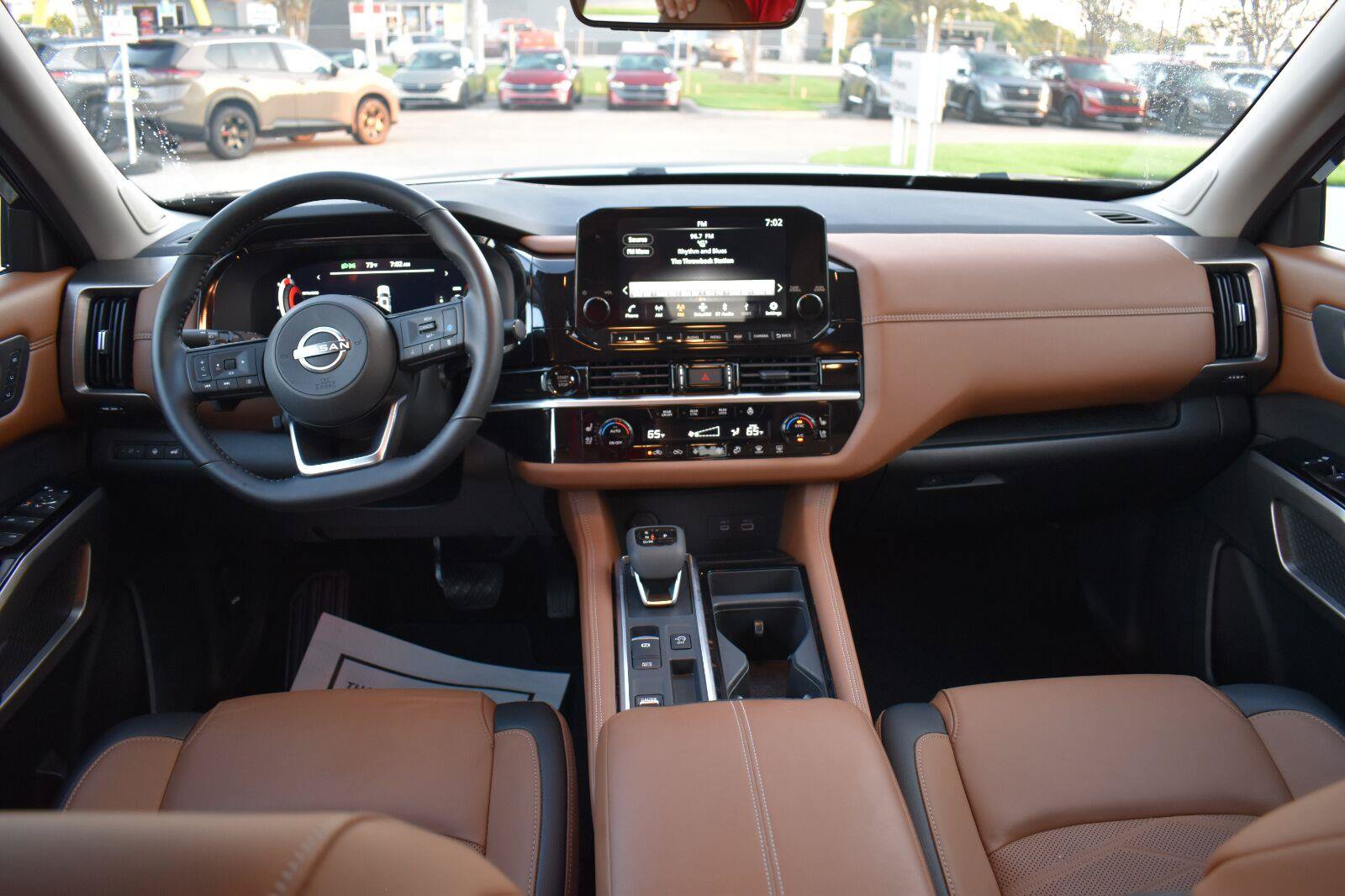 Used 2025 Nissan Pathfinder Platinum w/ Black Appearance Package FWD image 34