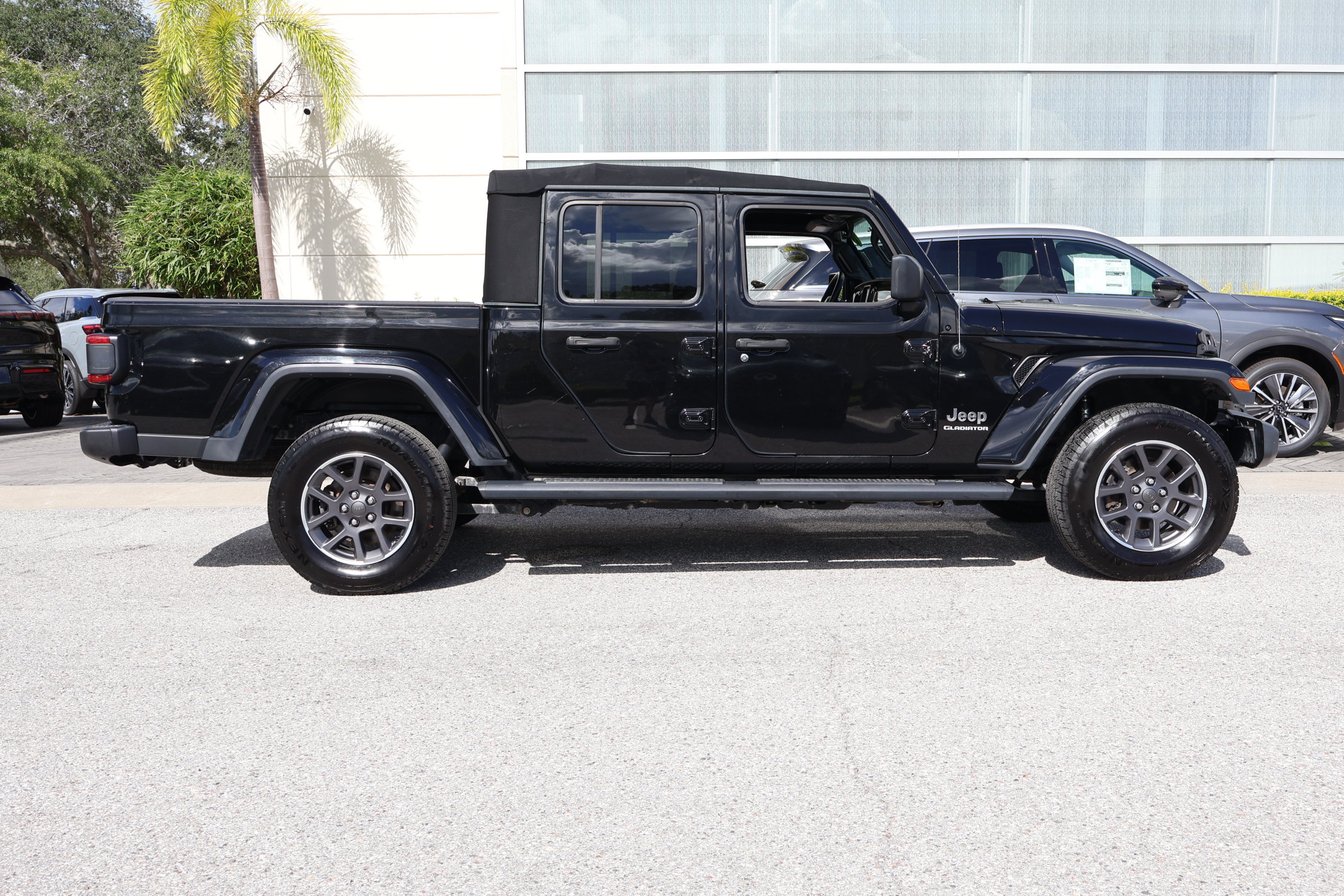 Used 2020 Jeep Gladiator Overland AWD/4WD image 9