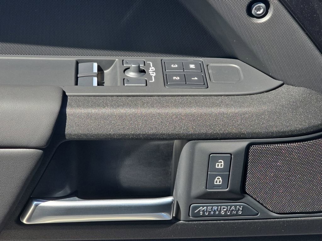 New 2026 Land Rover Defender 90 V8 image 28