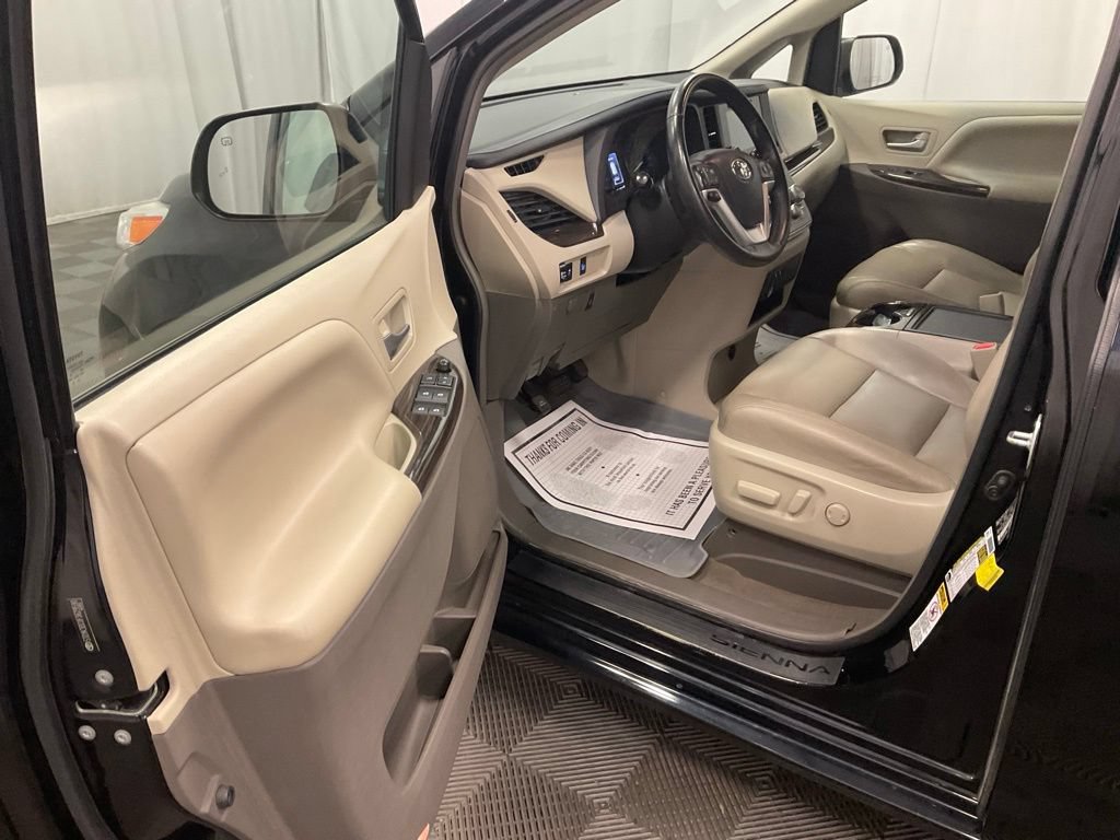 Used 2015 Toyota Sienna XLE FWD image 24