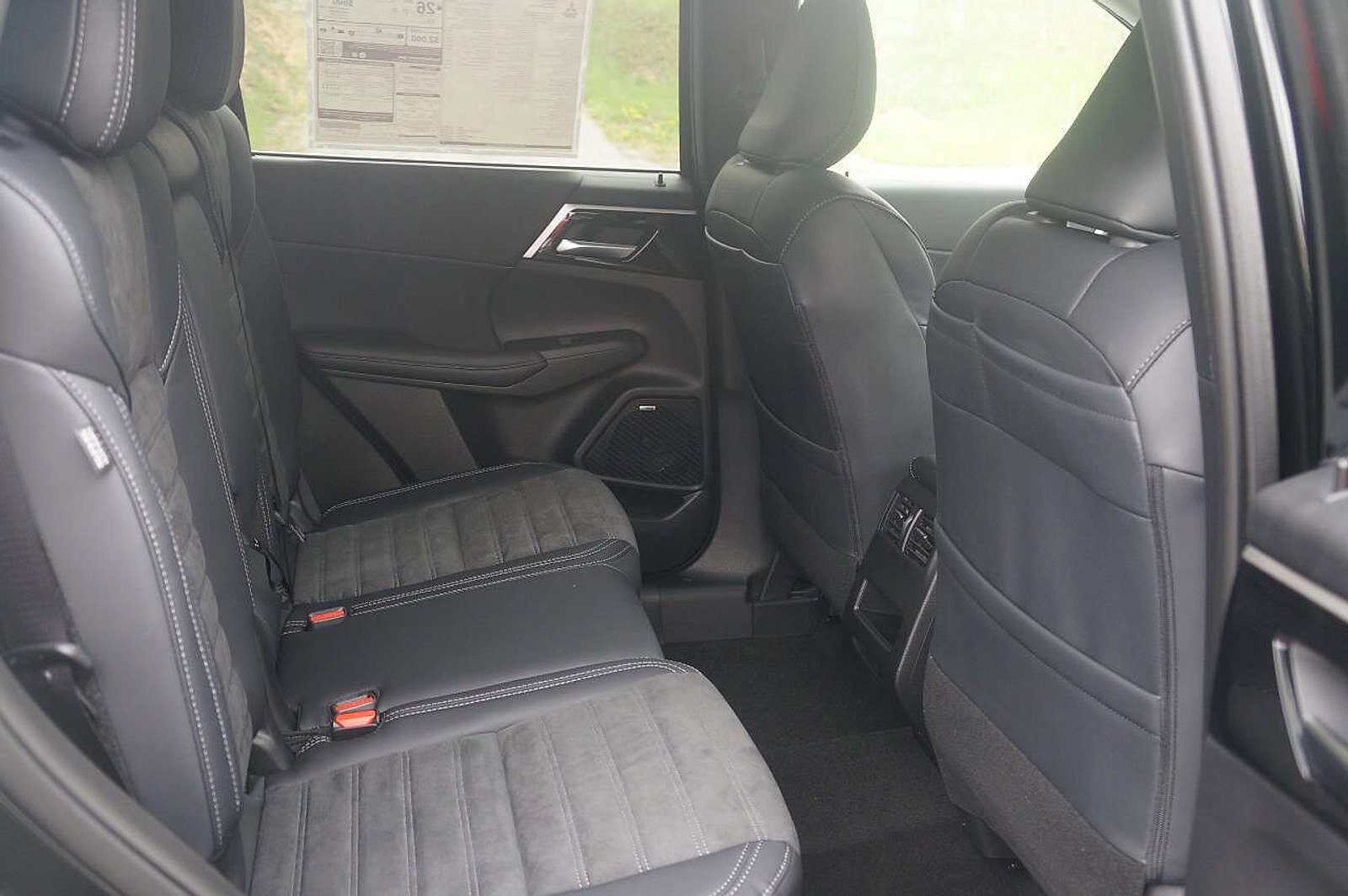 New 2025 Mitsubishi Outlander SE image 18