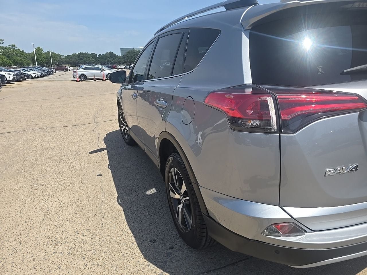 Used 2018 Toyota RAV4 XLE FWD image 6