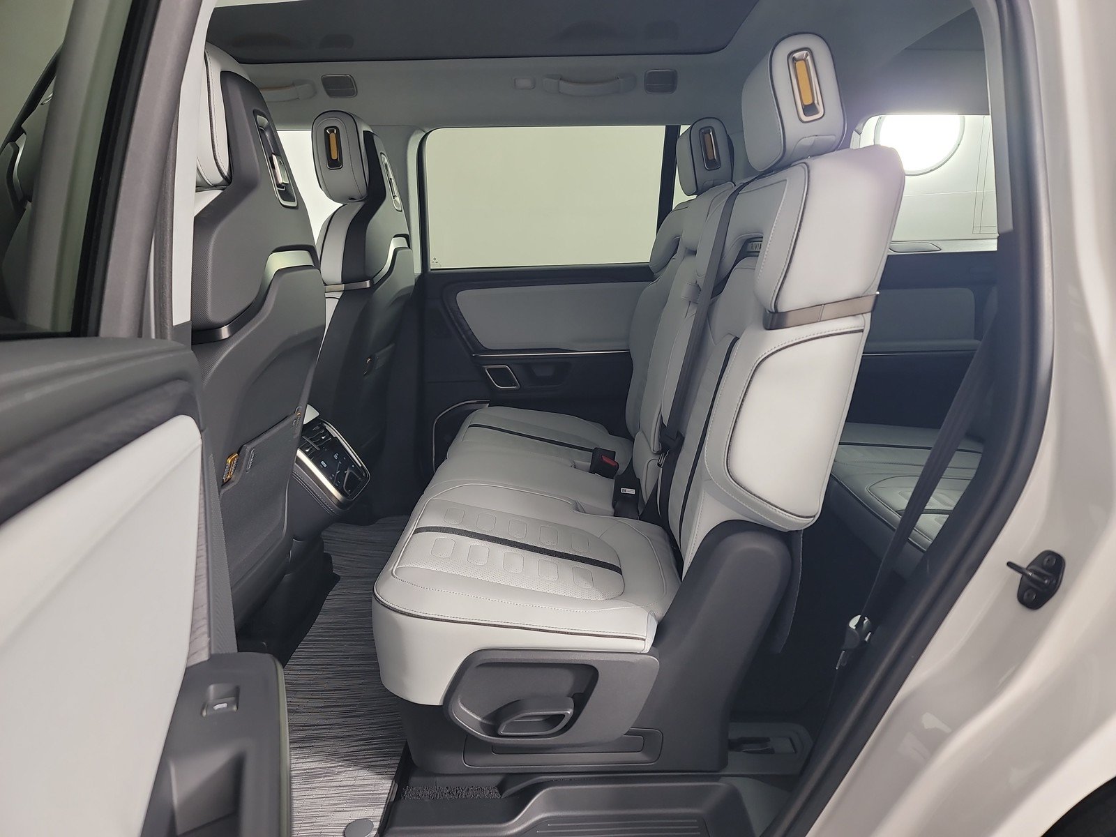 Used 2024 Rivian R1S Adventure AWD/4WD image 21