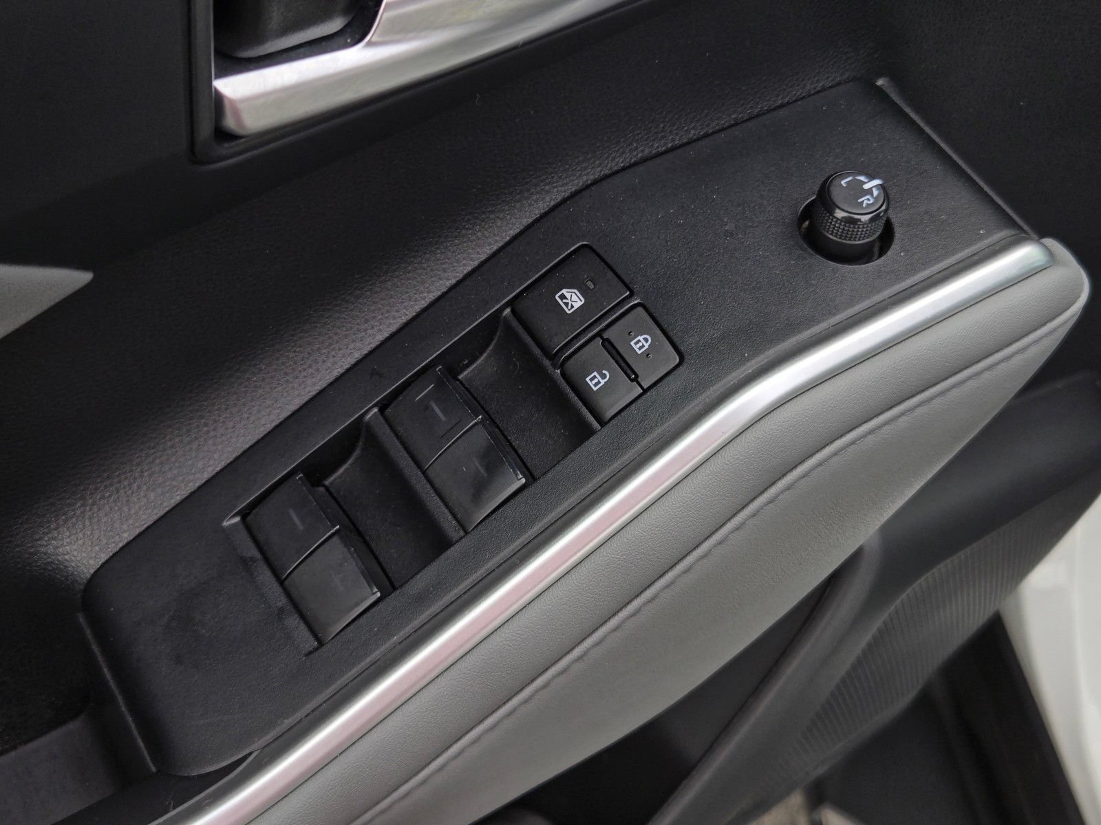 Used 2023 Toyota Highlander XLE AWD/4WD image 10
