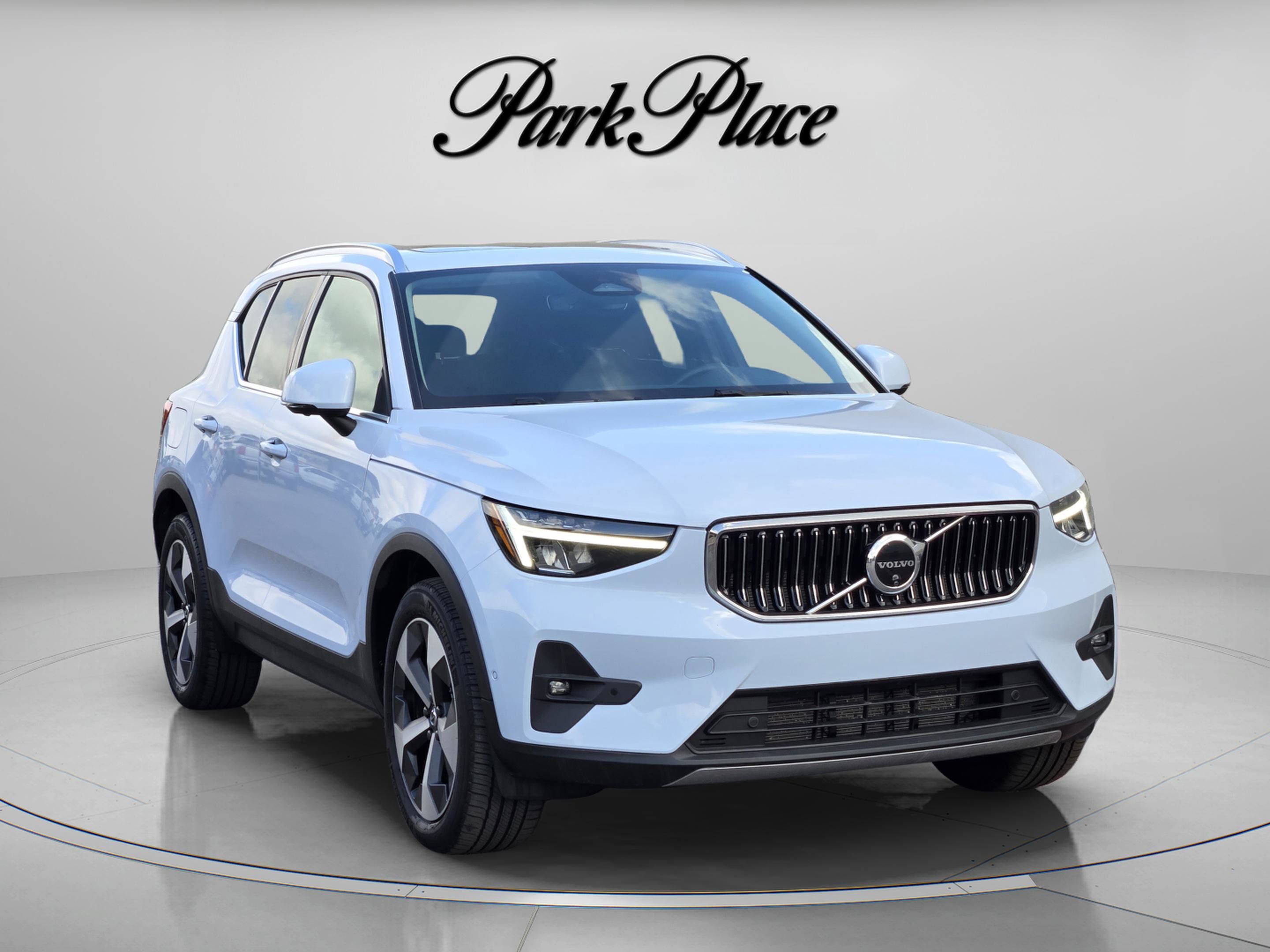 Used 2025 Volvo XC40 B5 Plus image 8