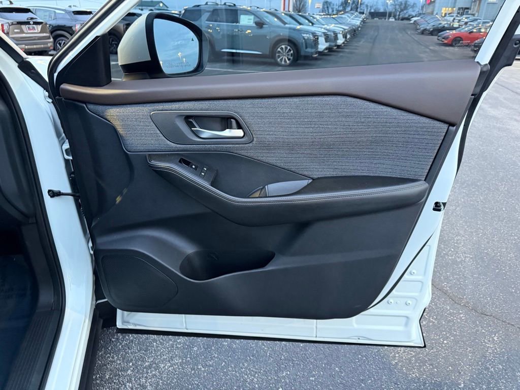 Used 2023 Nissan Rogue SV image 23