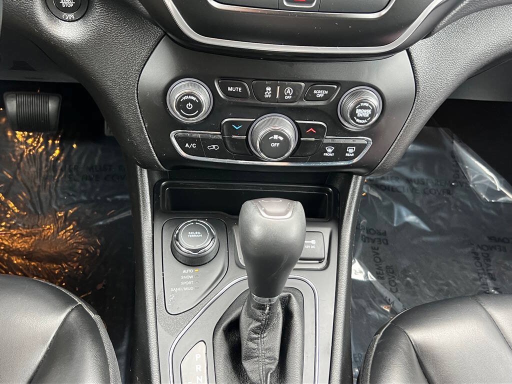 Used 2019 Jeep Cherokee Latitude Plus AWD/4WD image 32
