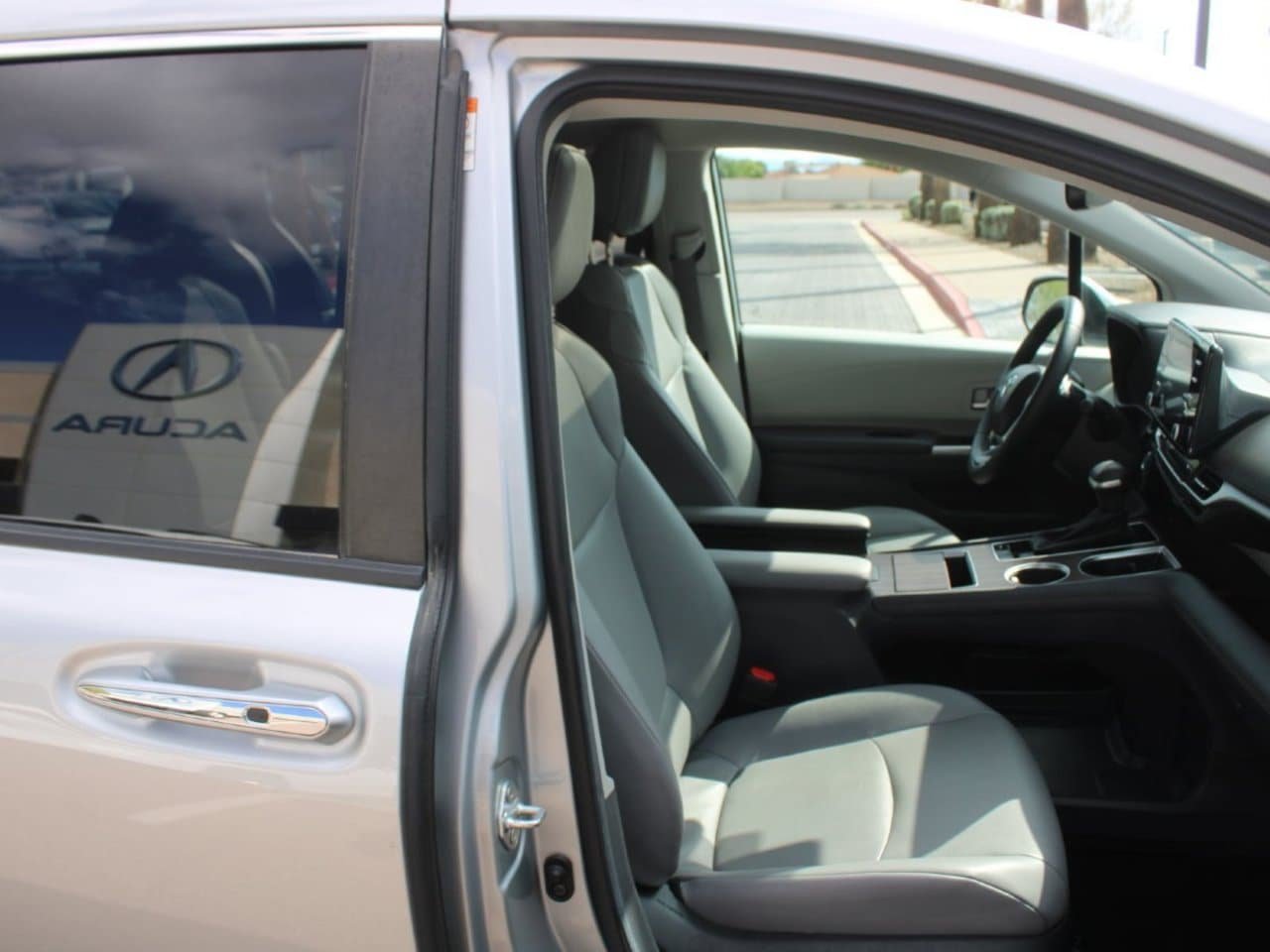 Used 2024 Toyota Sienna XLE FWD image 16