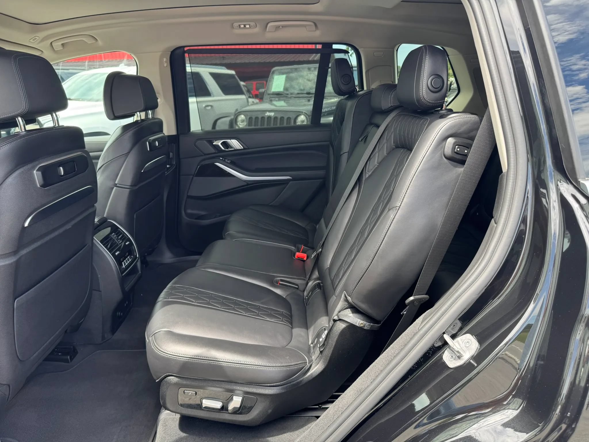 Used 2023 BMW X7 xDrive40i AWD/4WD image 5