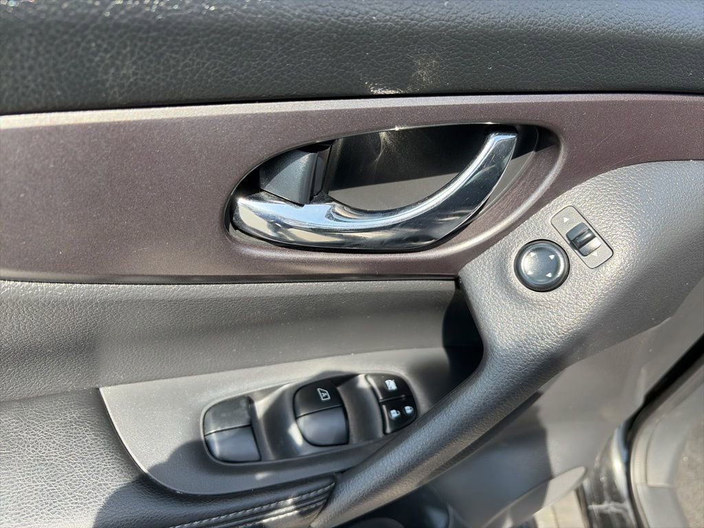 Used 2016 Nissan Rogue SV image 14