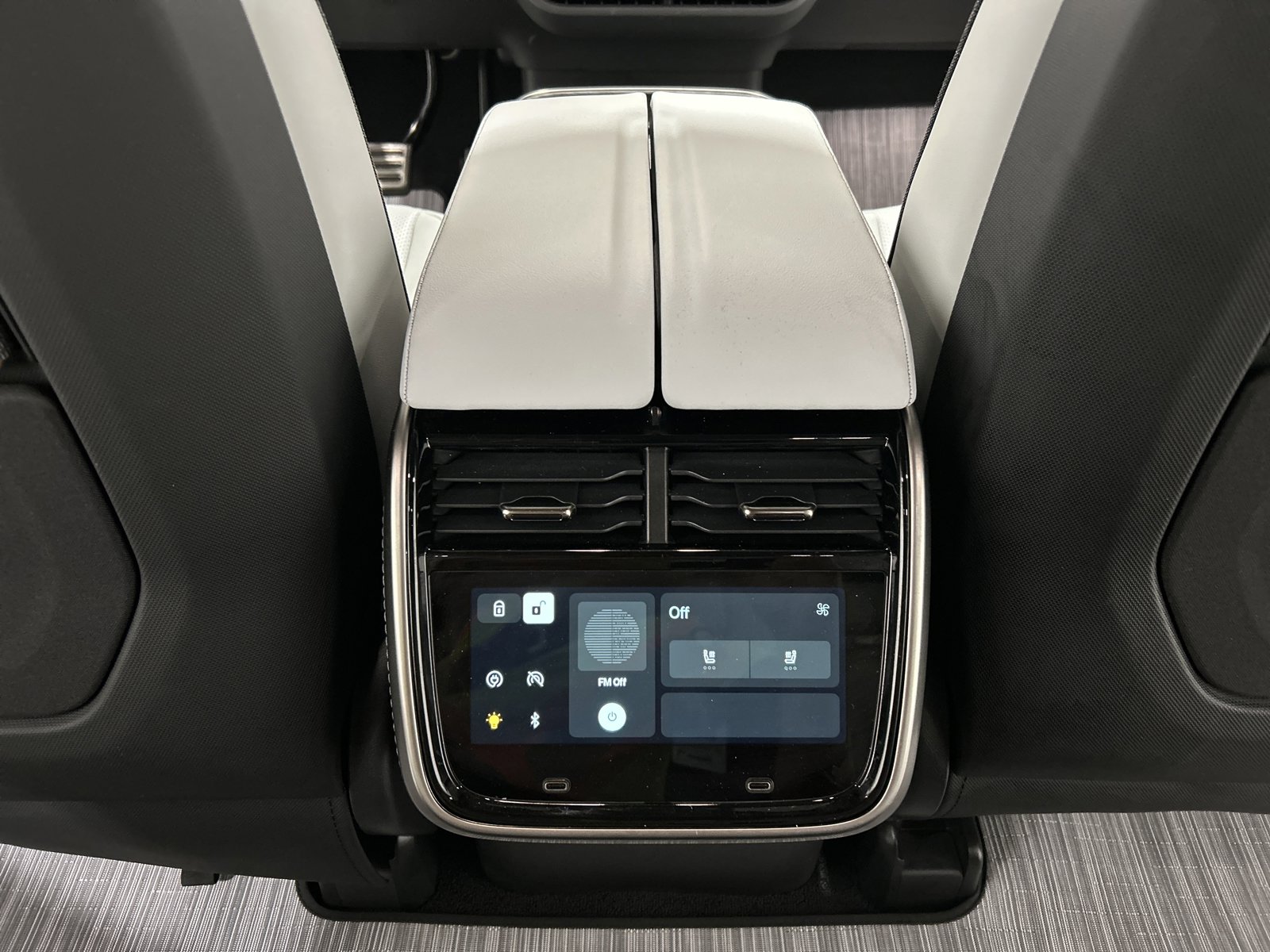 Used 2024 Rivian R1S Adventure AWD/4WD image 30