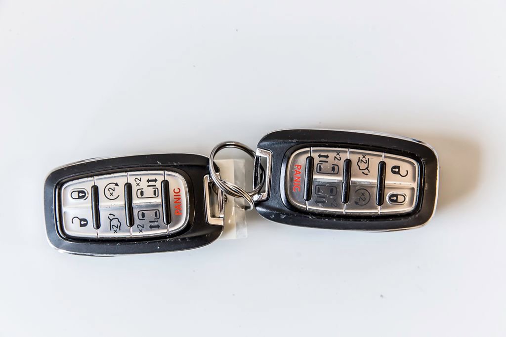 Used 2022 Chrysler Pacifica Limited w/ Uconnect Theater Family Group image 37