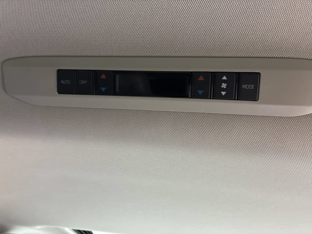 Used 2025 Toyota Sienna XLE AWD/4WD image 30