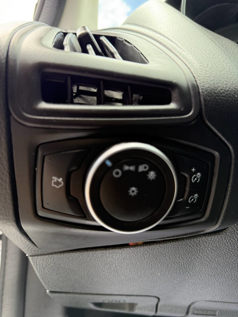 Used 2018 Ford Focus SE FWD image 16